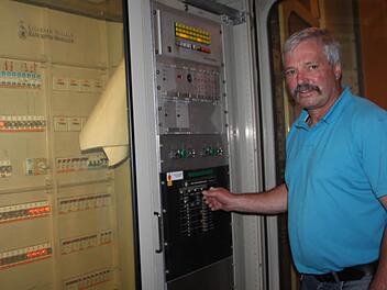 Schaltzentrale im Foyer der Mittelschule: Fällt die Anlage aus, geht nichts mehr - noch nicht einmal der hausinterne Notruf. Foto: Ulrike Müller