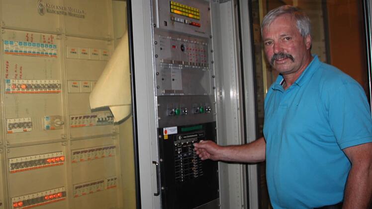 Schaltzentrale im Foyer der Mittelschule: Fällt die Anlage aus, geht nichts mehr - noch nicht einmal der hausinterne Notruf. Foto: Ulrike Müller