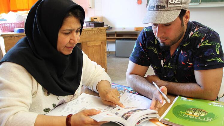 Ist ein Wort unklar, wird es schnell im Wörterbuch nachgeschlagen. Foto: Ulrike Müller