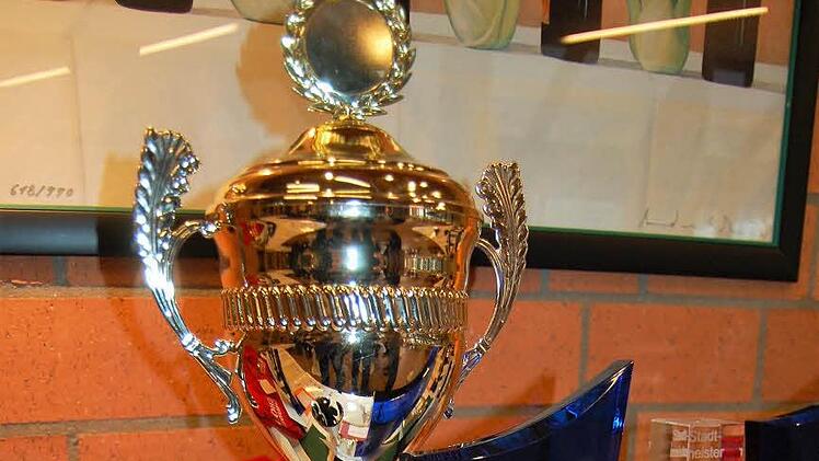 Diesen Siegerpokal durfte Fabio Schnitzer von Laudensacks Parhotel (Bad Kissingen) als Gesamtsieger mit nach Hause nehmen.  Foto: Sigismund von Dobschütz