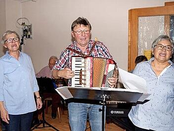 Die Gruppe "Fr&auml;nkischer Wind" animierte viele Sangesfreudige beim "W&auml;ddshaussinga" zum Mitwirken.  Foto: Dieter Radziej