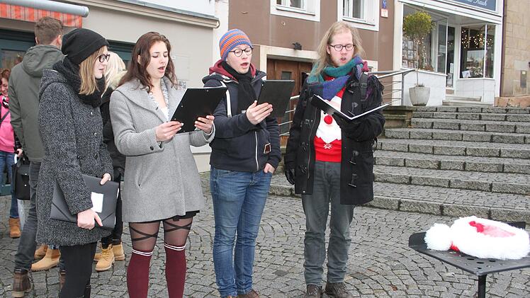 Eine nette Idee: Die Gesangsgruppe sorgte mit Weihnachtsliedern für Flair.Sonny Adam