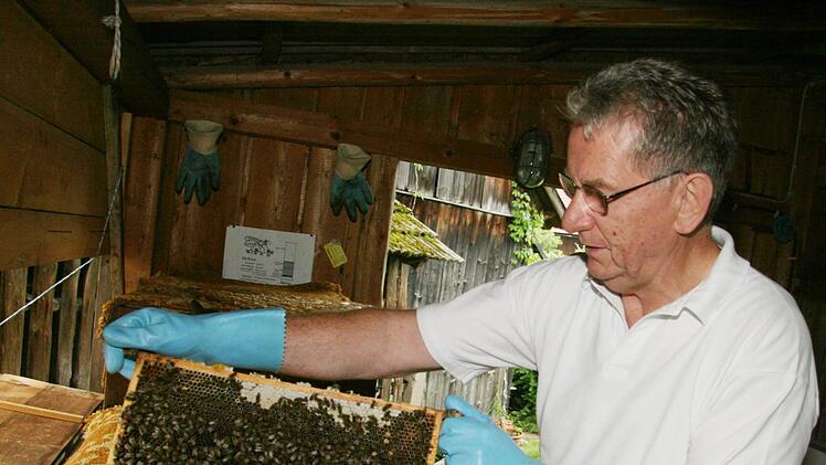 Hermann Lochner in seinem Bienenhaus in Katschenreuth. Foto: Sonny Adam