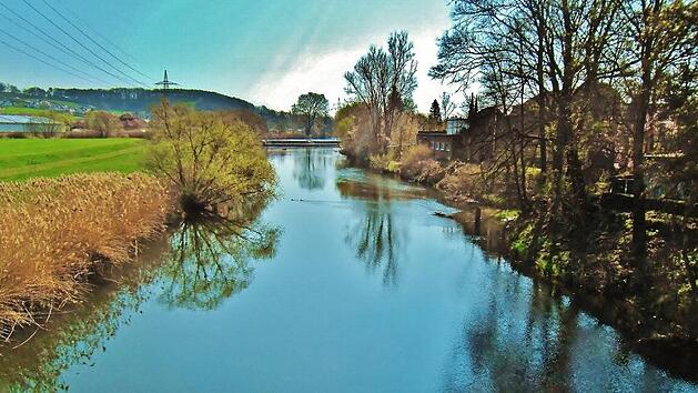 Gemächlich bahnt sich der noch junge Main zwischen Altenkunstadt und Burgkunstadt seinen Weg. Bis zu seiner Mündung bei Mainz in den Rhein hat er noch rund 500 Kilometer vor sich.  Foto: Bernd Kleinert