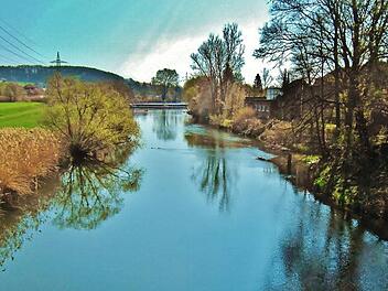 Gemächlich bahnt sich der noch junge Main zwischen Altenkunstadt und Burgkunstadt seinen Weg. Bis zu seiner Mündung bei Mainz in den Rhein hat er noch rund 500 Kilometer vor sich.  Foto: Bernd Kleinert