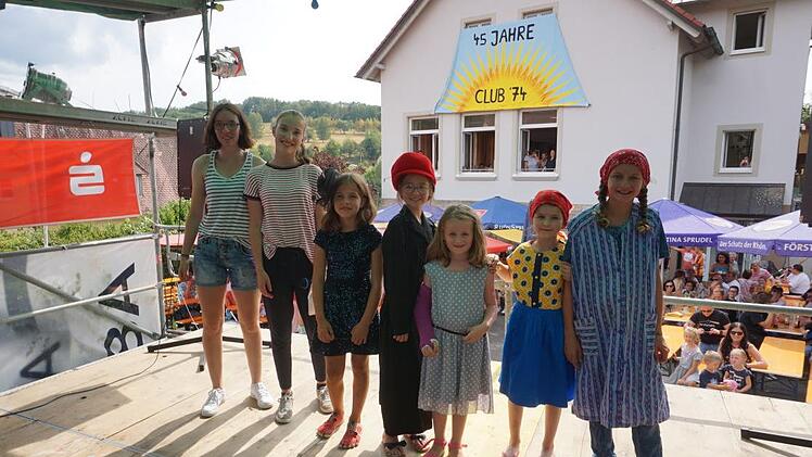 Zum 45. Bestehen des Club '74 hat die Mädchengruppe eine tolle Modenschau zusammen gestellt.  Foto: Marion Eckert