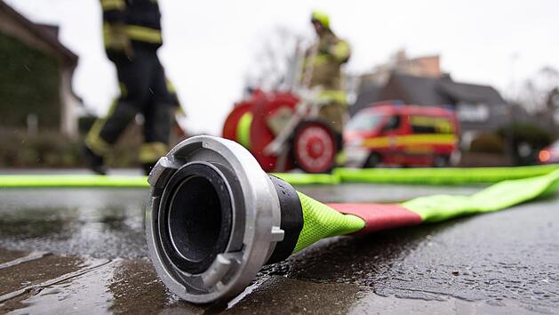 L&ouml;schschl&auml;uche m&uuml;ssen gepflegt werden. Symbolfoto: Friso Gentsch/dpa