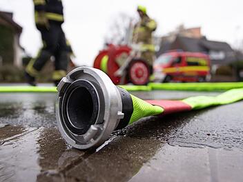 Löschschläuche müssen gepflegt werden. Symbolfoto: Friso Gentsch/dpa