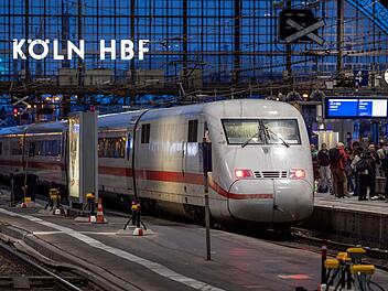 ICE-Display zeigt plötzlich AfD-Werbung - Deutsche Bahn klärt auf