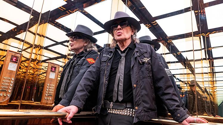 L&auml;ngst f&auml;hrt Udo Lindenberg wieder aufw&auml;rts. Im hohen Alter st&uuml;rmte er mit zwei Alben und der Single "Komet" die Charts.
