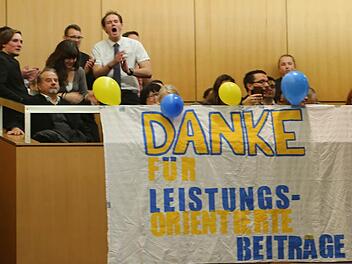 Jung, laut und ziemlich glaubwürdig: Eine Gruppe angeblicher Studienbeitrags-Befürworter an der Universität Bamberg. Foto: Barbara Herbst