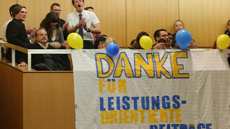 Jung, laut und ziemlich glaubwürdig: Eine Gruppe angeblicher Studienbeitrags-Befürworter an der Universität Bamberg. Foto: Barbara Herbst