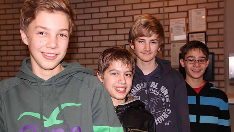 Philipp Mahler (Klasse 8d, von links), Benjamin Zerr (7d), Maximilian Maier (9b) und Michael Gebhardt (9c) sicherten sich ungeschlagen den oberfränkischen Meistertitel.
