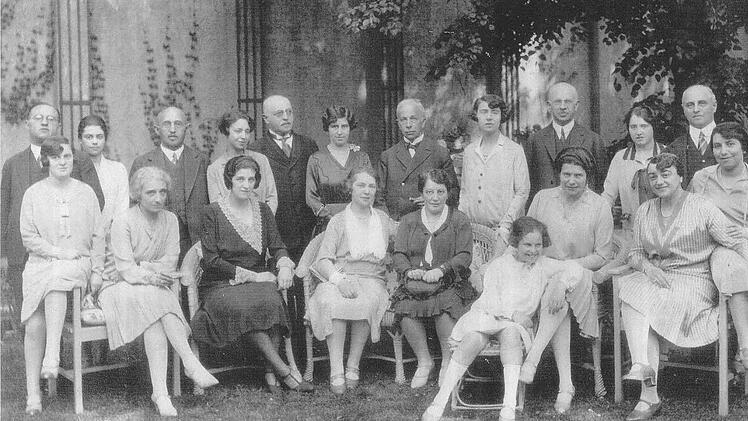 Familie Wassermann mit Alice (Sechste von links, stehend), Julius (Neunter von links, stehend), Edith (links, sitzend) und Elsa (Mitte, sitzend). Foto: privat