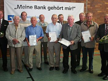 Seit einem halben Jahrhundert halten diese Mitglieder ihrer Genossenschaftsbank die Treue. Im Bild mit den Direktoren Georg Mönius (rechts) und Peter Petschl (links).  Fotos: Evi Seeger