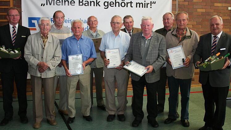Seit einem halben Jahrhundert halten diese Mitglieder ihrer Genossenschaftsbank die Treue. Im Bild mit den Direktoren Georg Mönius (rechts) und Peter Petschl (links).  Fotos: Evi Seeger