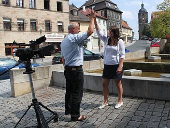 Es ist vollbracht, die letzte Aufnahme ist im Kasten. Thomas Meyer und Helena I. feiern das ganz kurz.