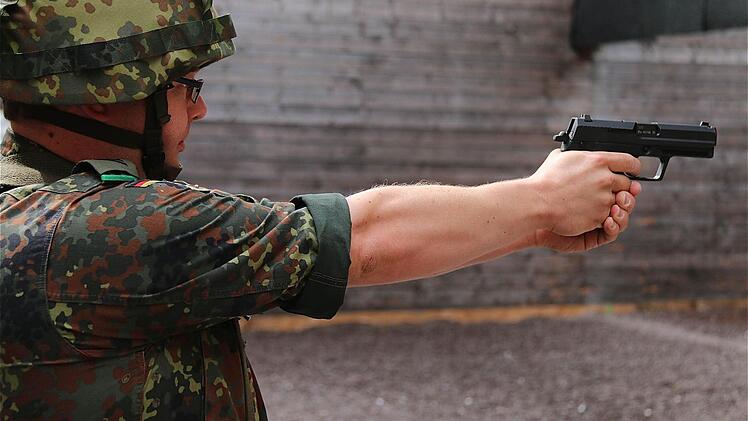 Hartmut Vierle übt für den Wachdienst das Schießen.Fotos: Gerd Schaar