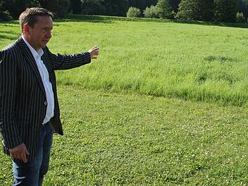 "Hier kommen die Außensportanlagen für die Schule hin", sagt der Marktrodacher Bürgermeister Norbert Gräbner.  Foto: Friedwald Schedel