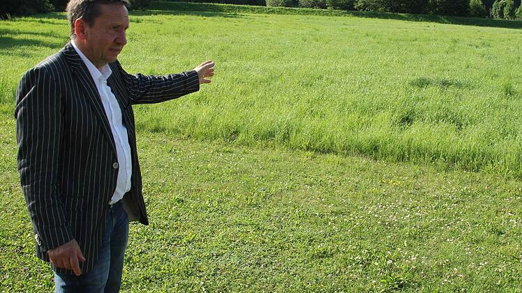 "Hier kommen die Außensportanlagen für die Schule hin", sagt der Marktrodacher Bürgermeister Norbert Gräbner.  Foto: Friedwald Schedel