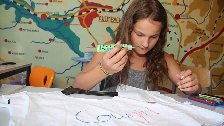 Antonia Schüssler (11) kreiert T-Shirts und betätigt sich als Designerin . Foto: Sonja Adam