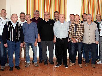 Für 30-jährige Mitgliedschaft in der DJK Wacker Burghausen wurden zahlreiche Mitglieder geehrt. Sie waren dabei, als der Verein im Jahr 1985 gegründet wurde oder traten noch im selben Jahr bei. Foto: Dieter Britz