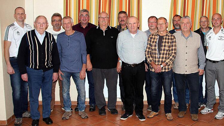 Für 30-jährige Mitgliedschaft in der DJK Wacker Burghausen wurden zahlreiche Mitglieder geehrt. Sie waren dabei, als der Verein im Jahr 1985 gegründet wurde oder traten noch im selben Jahr bei. Foto: Dieter Britz