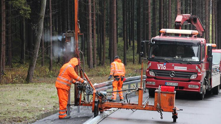 Die Stützen der Leitplanken werden in den Boden gerammt.  Foto: Friedwald Schedel
