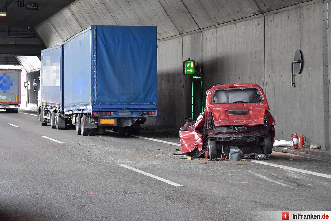Auto zwischen Lkw eingequetscht auf A3
