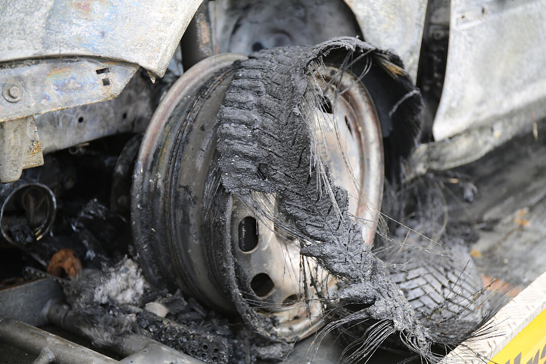 Autofahrer kracht in Leitplanke und fŠngt Feuer - Fahrer kann sich leicht verletzt retten