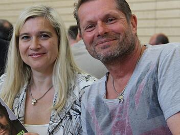 Der ehemalige Fußballprofi Uli Borowka auf Aufklärungsmission in Hutschdorf. Er berichtete vor Patientinnen, Mitarbeitern und Freunden von seinem früheren Doppelleben als Fußballprofi und Alkoholiker und seine wichtige Arbeit in der Prävention. Links Gesundheitsministerin Melanie Huml. Foto: Katharina Müller-Sanke