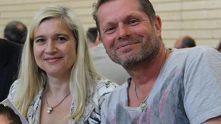 Der ehemalige Fußballprofi Uli Borowka auf Aufklärungsmission in Hutschdorf. Er berichtete vor Patientinnen, Mitarbeitern und Freunden von seinem früheren Doppelleben als Fußballprofi und Alkoholiker und seine wichtige Arbeit in der Prävention. Links Gesundheitsministerin Melanie Huml. Foto: Katharina Müller-Sanke