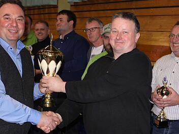 Nordhalbens Bürgermeister Michael Pöhnlein (links) überreicht Alex Hofmann den Siegerpokal.  Foto: Michael Wunder