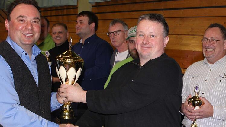 Nordhalbens Bürgermeister Michael Pöhnlein (links) überreicht Alex Hofmann den Siegerpokal.  Foto: Michael Wunder