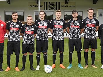 Sylvia-Trainer Dieter Kurth (links) und Betreuer Horst Köhler (rechts) mit den sechs Ebersdorfern Neuzugängen: Aykut Civelek (vom TSV Sonnefeld), Dominik Bohlein (TSV Grub a. Forst), Gabriel Burkhardt (DJK/TSV Rödental), Fabian Wittmann (TSV Grub), Cancut Civelek (SV Friesen) und David Pawellek (TSV Sonnefeld) Hagen Lehmann