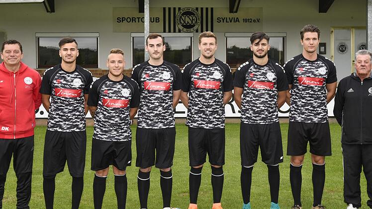 Sylvia-Trainer Dieter Kurth (links) und Betreuer Horst Köhler (rechts) mit den sechs Ebersdorfern Neuzugängen: Aykut Civelek (vom TSV Sonnefeld), Dominik Bohlein (TSV Grub a. Forst), Gabriel Burkhardt (DJK/TSV Rödental), Fabian Wittmann (TSV Grub), Cancut Civelek (SV Friesen) und David Pawellek (TSV Sonnefeld) Hagen Lehmann
