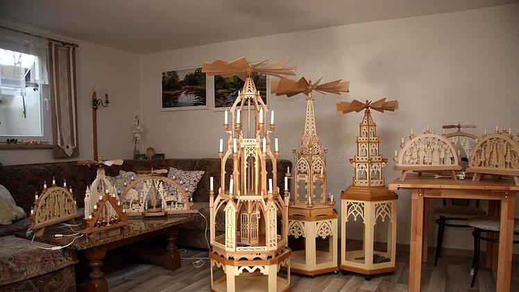 Die fertigen Pyramiden und Schwibbögen    Foto: Richard Sänger