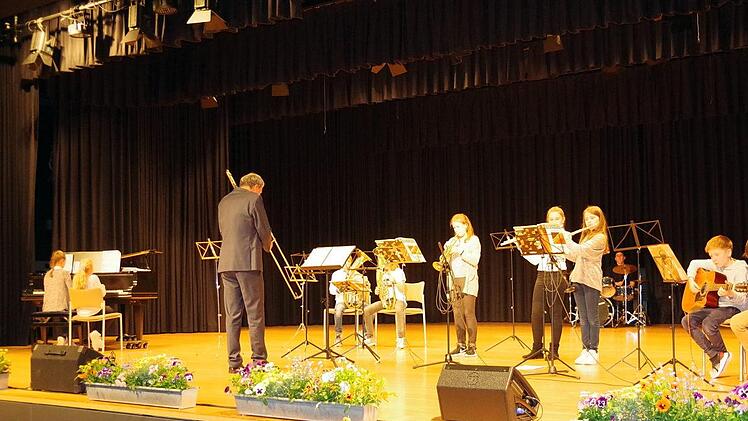 Die Bläserklasse 5 b unter Leitung von Axel StumpfHeike Schülein