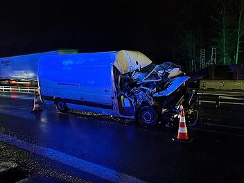 A3 bei H&ouml;chstadt: Transporter kracht in Lkw - "Alle Beteiligten stehen unter Schock"