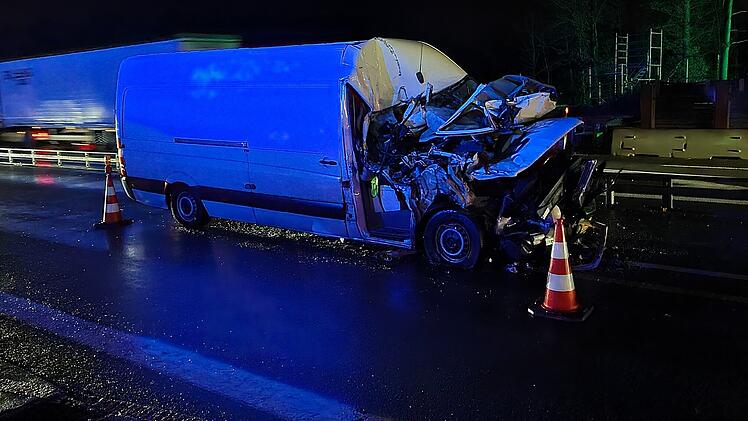 A3 bei H&ouml;chstadt: Transporter kracht in Lkw - "Alle Beteiligten stehen unter Schock"