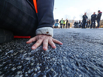 Klimakleber müssen für Einsätze der Polizei bezahlen