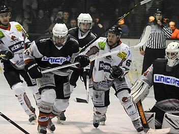 Zur Sache ging es natürlich im Derby. Allerdings standen die Kissinger Wölfe aufgrund vieler Strafzeiten zu oft einer Haßfurter Übermacht gegenüber. Auf unserem Bild müssen es Viktor Ledin (links) und Dominik Reiss mit drei "Falken" aufnehmen. Foto: Hopf