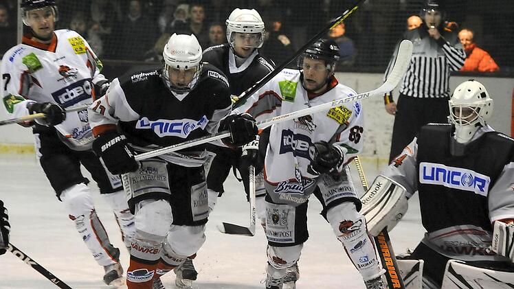 Zur Sache ging es natürlich im Derby. Allerdings standen die Kissinger Wölfe aufgrund vieler Strafzeiten zu oft einer Haßfurter Übermacht gegenüber. Auf unserem Bild müssen es Viktor Ledin (links) und Dominik Reiss mit drei "Falken" aufnehmen. Foto: Hopf