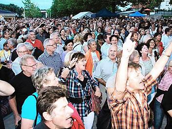 2010 war die Begeisterung groß: Beim ersten Wild-Times-Festival am Weinfestplatz war die Stimmung unter den tausenden Besuchern ausgelassen.  Foto: Archiv