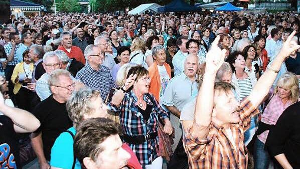2010 war die Begeisterung groß: Beim ersten Wild-Times-Festival am Weinfestplatz war die Stimmung unter den tausenden Besuchern ausgelassen.  Foto: Archiv