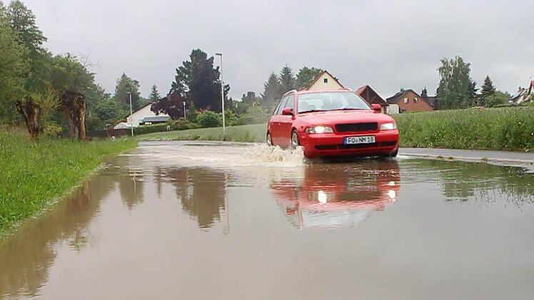 Pkws fahren durch überflutete Straßen am Freitag (31.05.2013) in Kleinsendelbach im Landkreis Erlangen Höchstadt.Foto: News5 / Grundmann