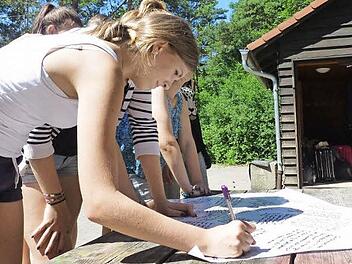 Plakate mit Wünschen und Ideen für die eigene Zukunft gestalten - nur einer von zahlreichen Programmpunkten der Orientierungstage im Haus Lindersberg bei Ebermannstadt.  Foto: Erzbischöfliches Jugendamt