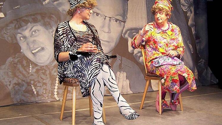 Volker Heißmann und Martin Rassau brillierten nicht nur in ihrer Paraderolle als "Waltraud & Mariechen" bei ihrem Auftritt in der Neukenrother Zecher-Halle.  Foto: Joachim Beez