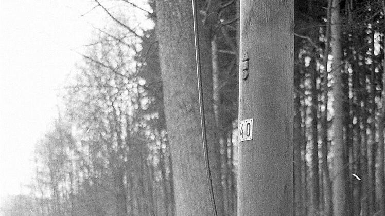 Eine herabgerissene Stromleitung. Fotos: Archiv Saale-Zeitung