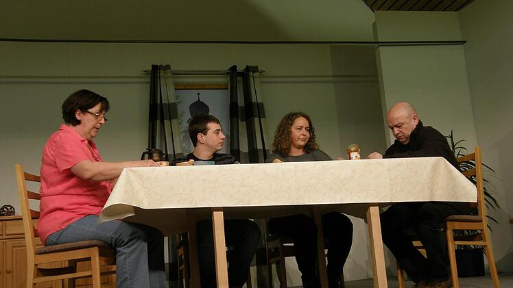 Aufführung der Thundorfer Theatergruppe.Foto: Philipp Bauernschubert